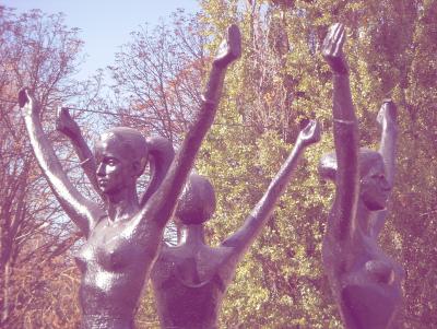 Прикрепленное изображение: 12 Скульптура Гимнастки в Гагаринском парке.jpg